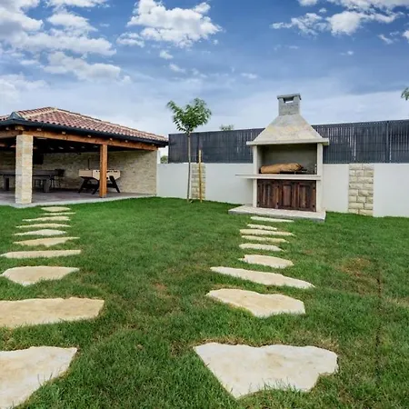 Tona Villa